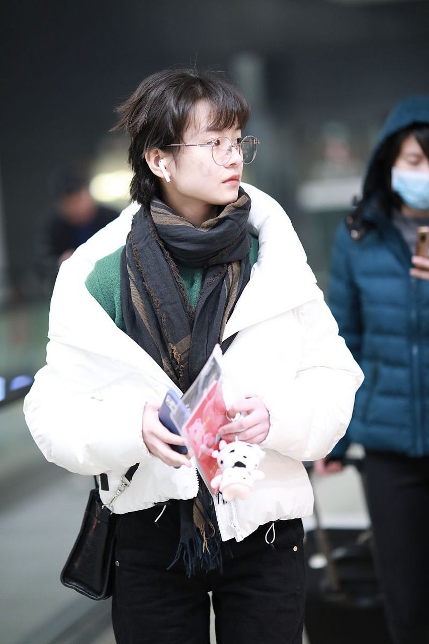 她就是最近被封禁的杨颖,也是十八九岁开始抽烟.