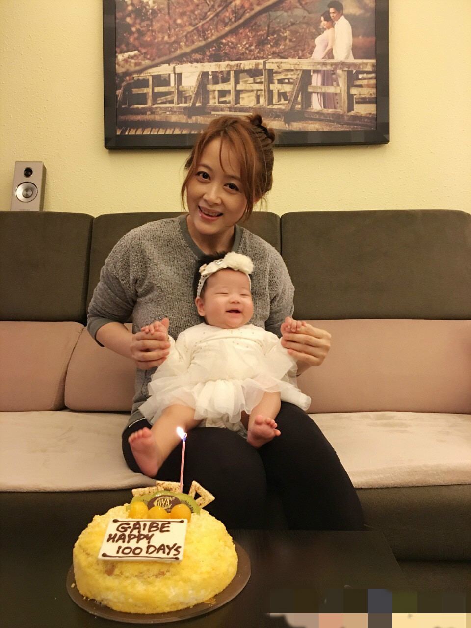 46岁姚乐怡黑裙优雅气质,一袭红裙端庄大方,网友:温婉的女神!