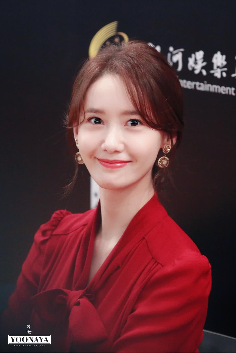 林允儿连续四年担当主持,大秀综艺感,舞台秀电影更喜欢哪一个?