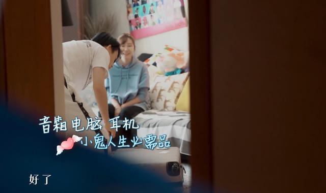 小鬼妈妈颜值曝光年轻得像小鬼姐姐,节目上拆儿子台太可爱了!