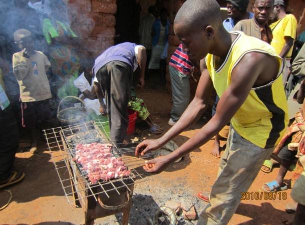 非洲人在路边卖的烤田鼠,一美元一串,大小随便挑,你敢吃吗?