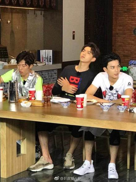 娱闻丨吴亦凡的脚大得像只船!林志玲因脚太大买不到鞋只能去定制