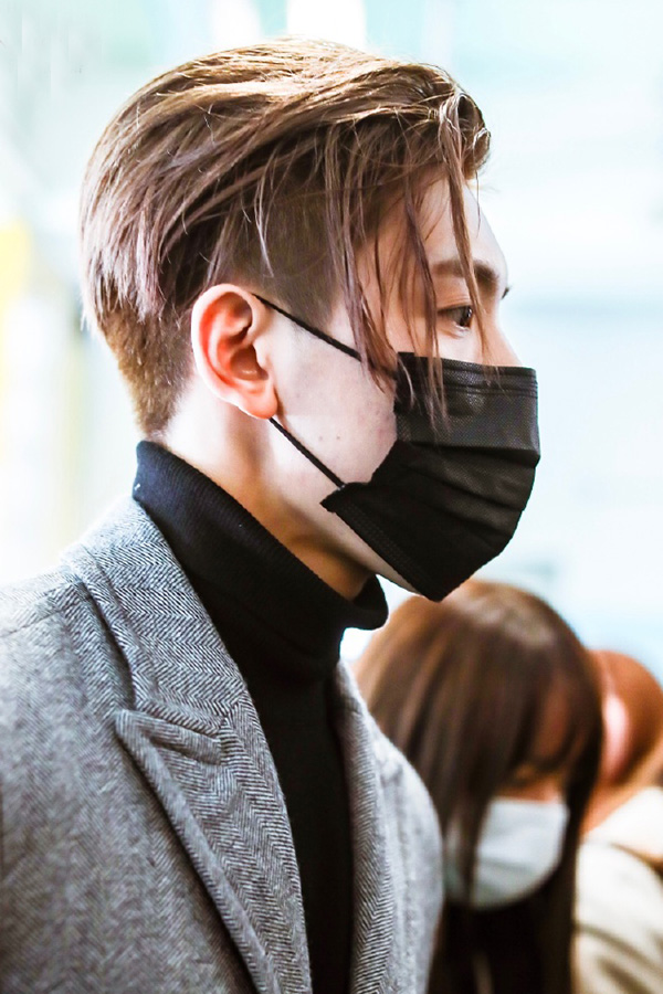 王子异最新机场照,一件灰色大衣尽显纤瘦腰肢,很是帅气迷人