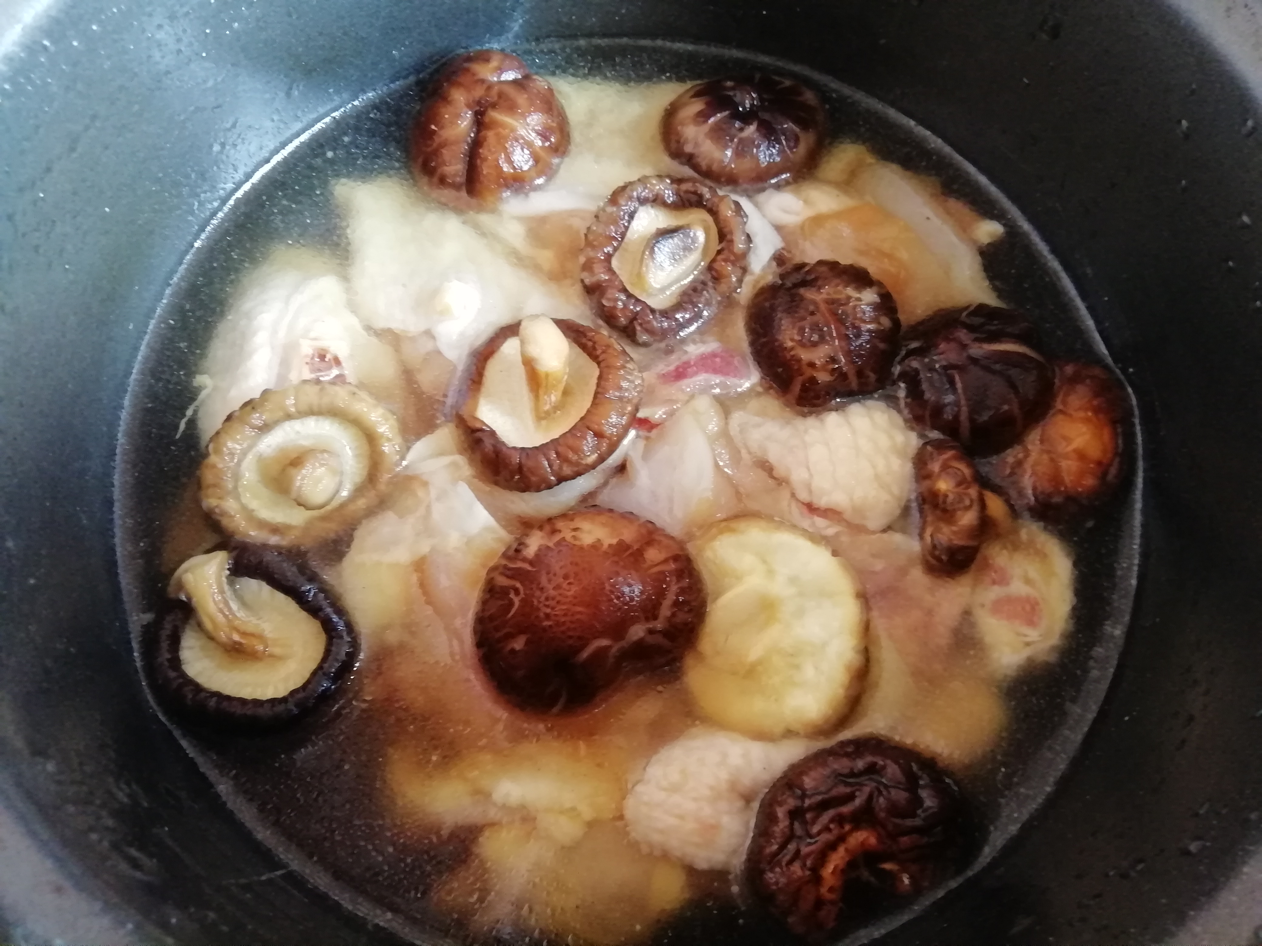 懒人版香菇焖鸡,电饭锅30分钟就搞定,2碗米饭吃的超满足