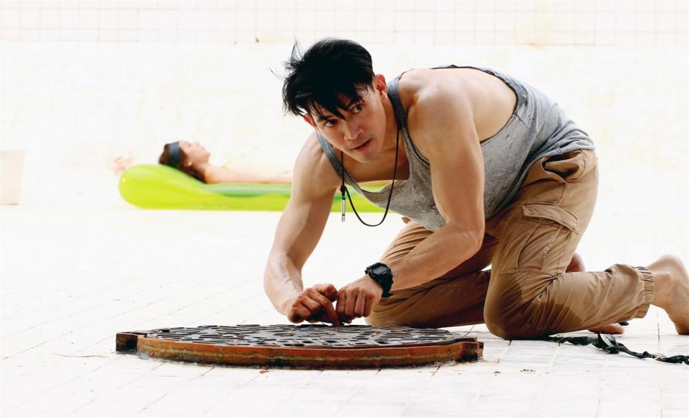 题材新颖好评度高!泰国求生电影《thepool》主角被困6米深泳池底