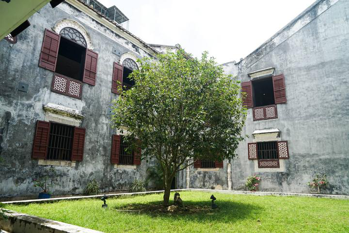 郑家大屋,右边的围墙已经被修葺过了.