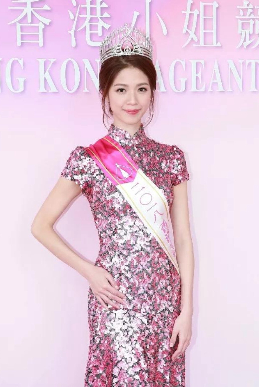 这几张图可以看出港姐陈晓华的身材和才艺,为什么可以拿冠军