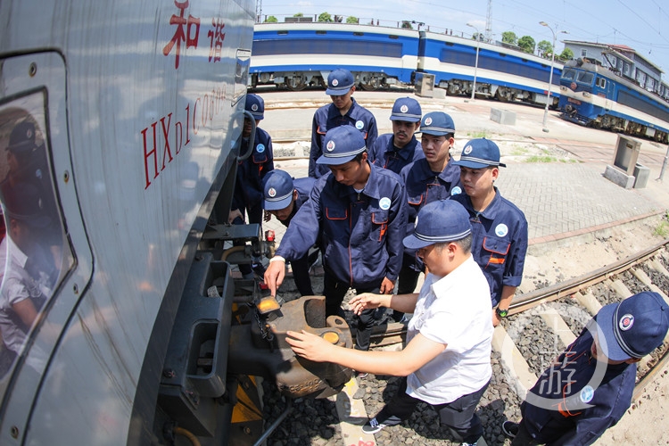 重庆机务段的电力机车上来了28名洋学生