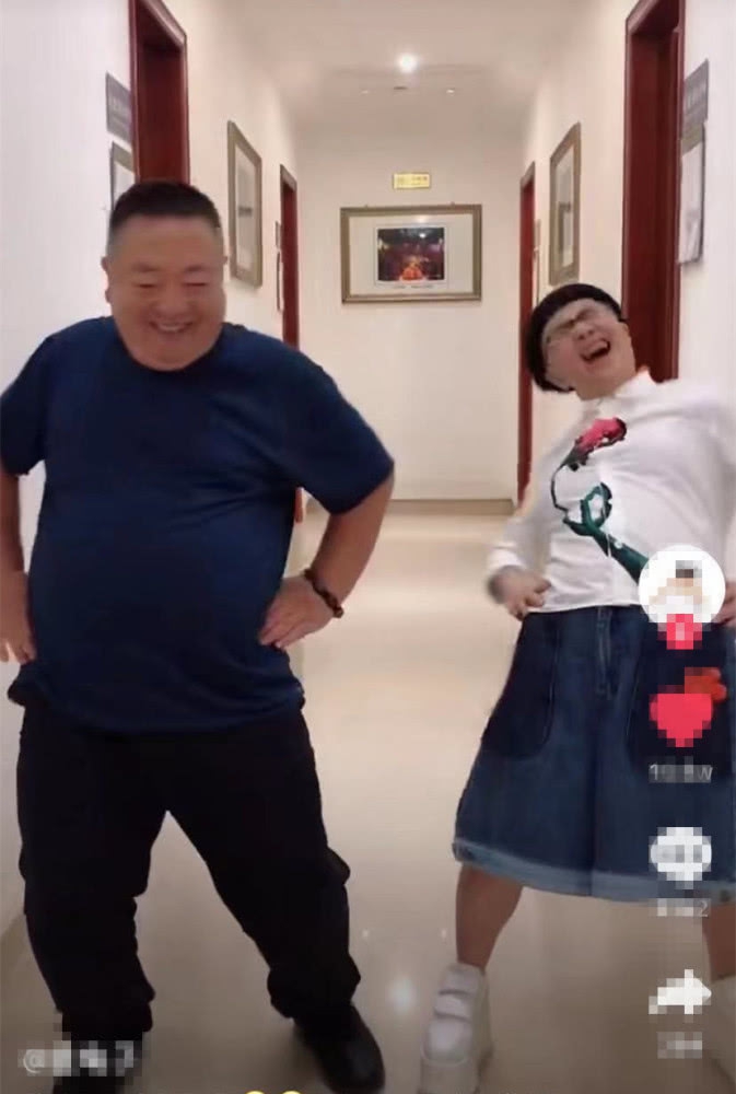 回忆杀!董浩和金龟子拍小视频 同框乱舞