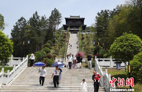 航拍"黄庭坚故里"江西修水双井村 游客络绎不绝