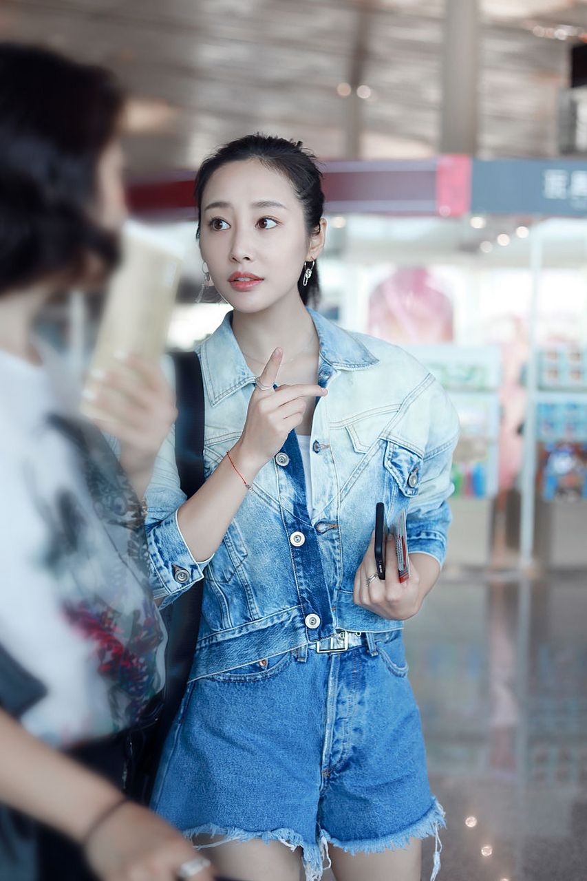 8月15日,李纯登上热搜,原来在最新一期节目里,李纯一起床就开始给家里