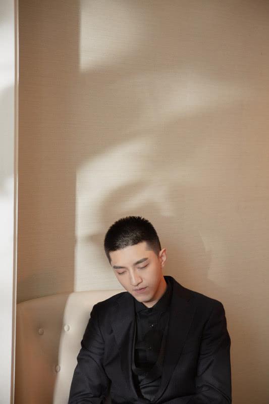 这个夏天流行把头发剪短,金瀚也剪了个板寸头,可还是那么帅