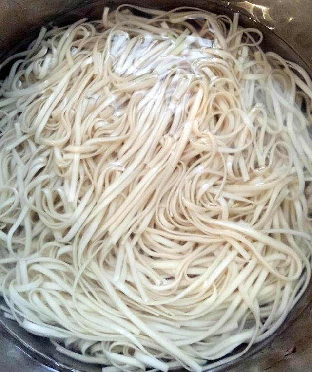 面条只用清水煮?难怪不好吃,用这3种调料,家人都能多吃2碗!