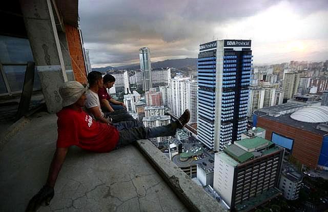 南美第一高楼,因特殊原因没有完工,成为全球层数最高贫民窟