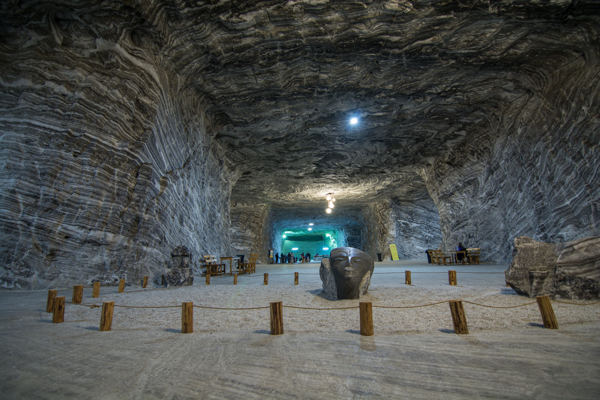 一个建立在矿洞中的小镇,平常应有尽有,一旦没电就会陷入瘫痪