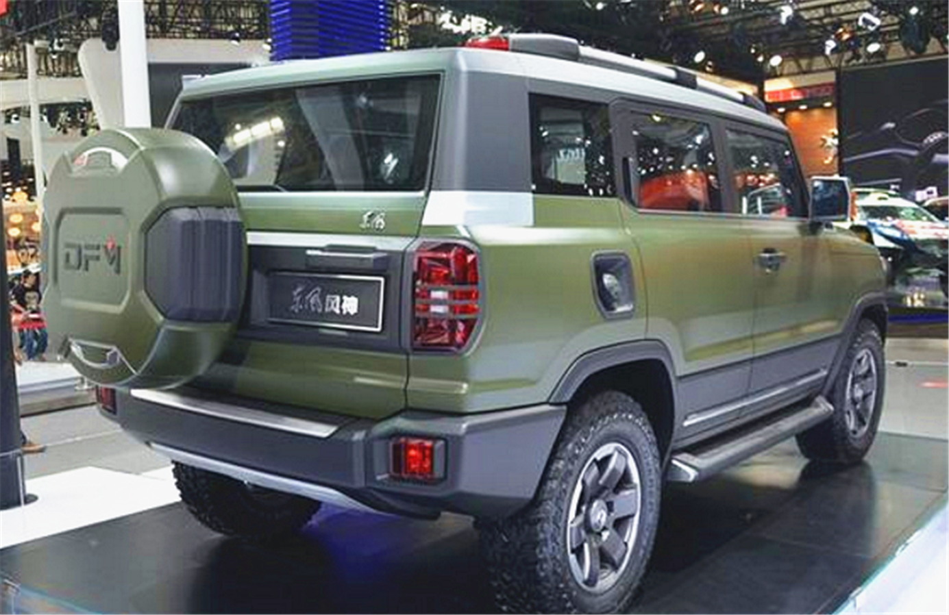 外观方面,东风huv非常的粗犷,前脸进气格栅采用镀络饰条装饰,两侧与