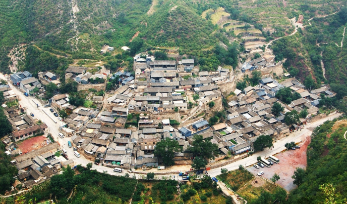 川底下村,鸟瞰北京门头沟区爨底下村全貌.村子四面环山,依山而建.