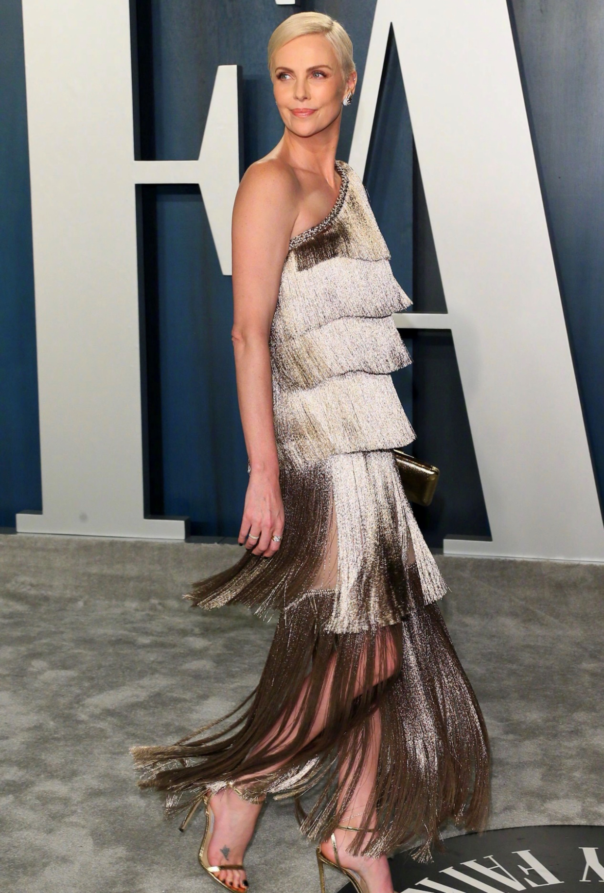 查理兹塞隆亮相红毯,黑色礼服太高级,金色礼服却显壮硕?