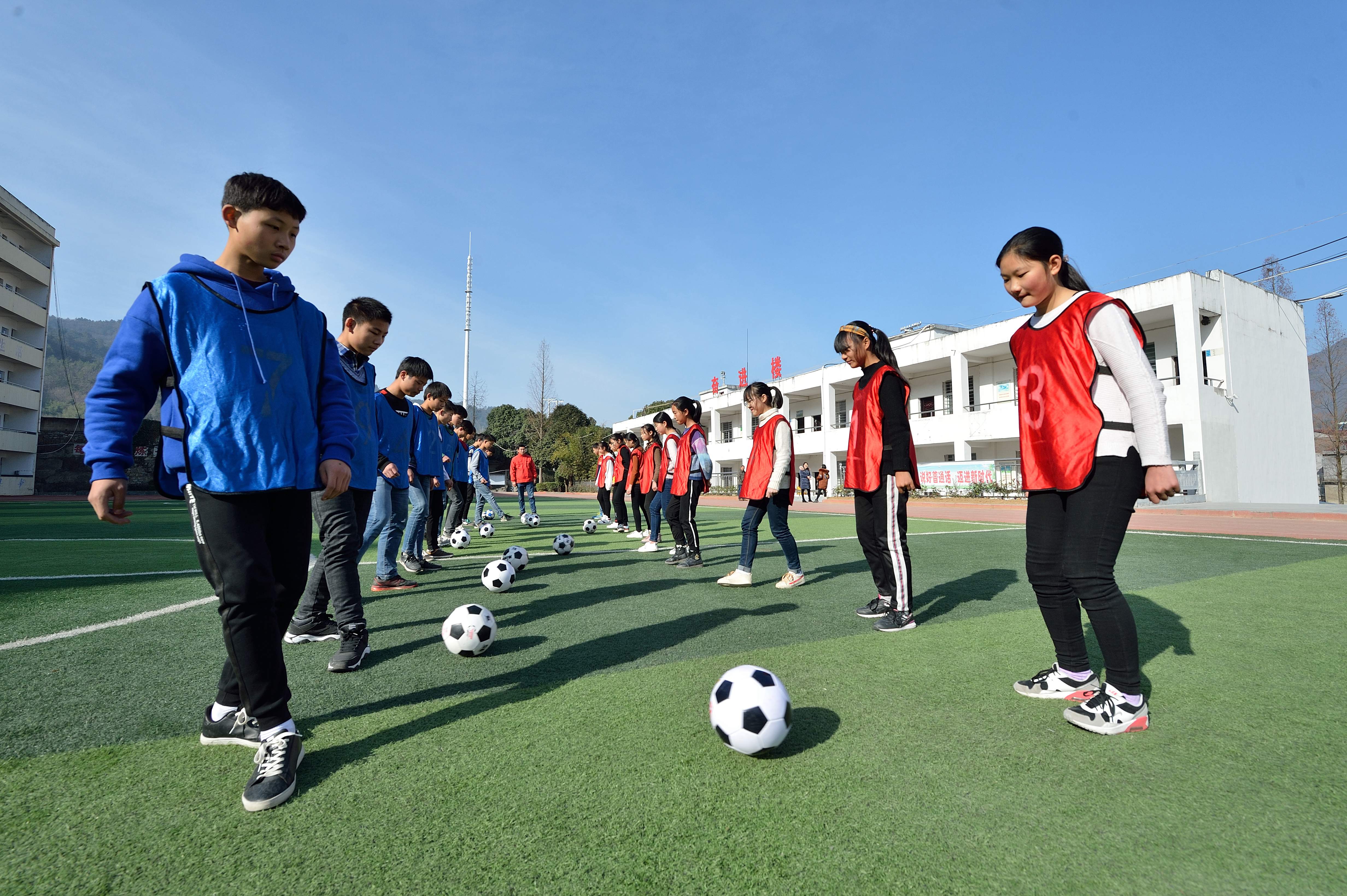 12月18日,湖北省保康县歇马镇中心学校学生在练习传球.