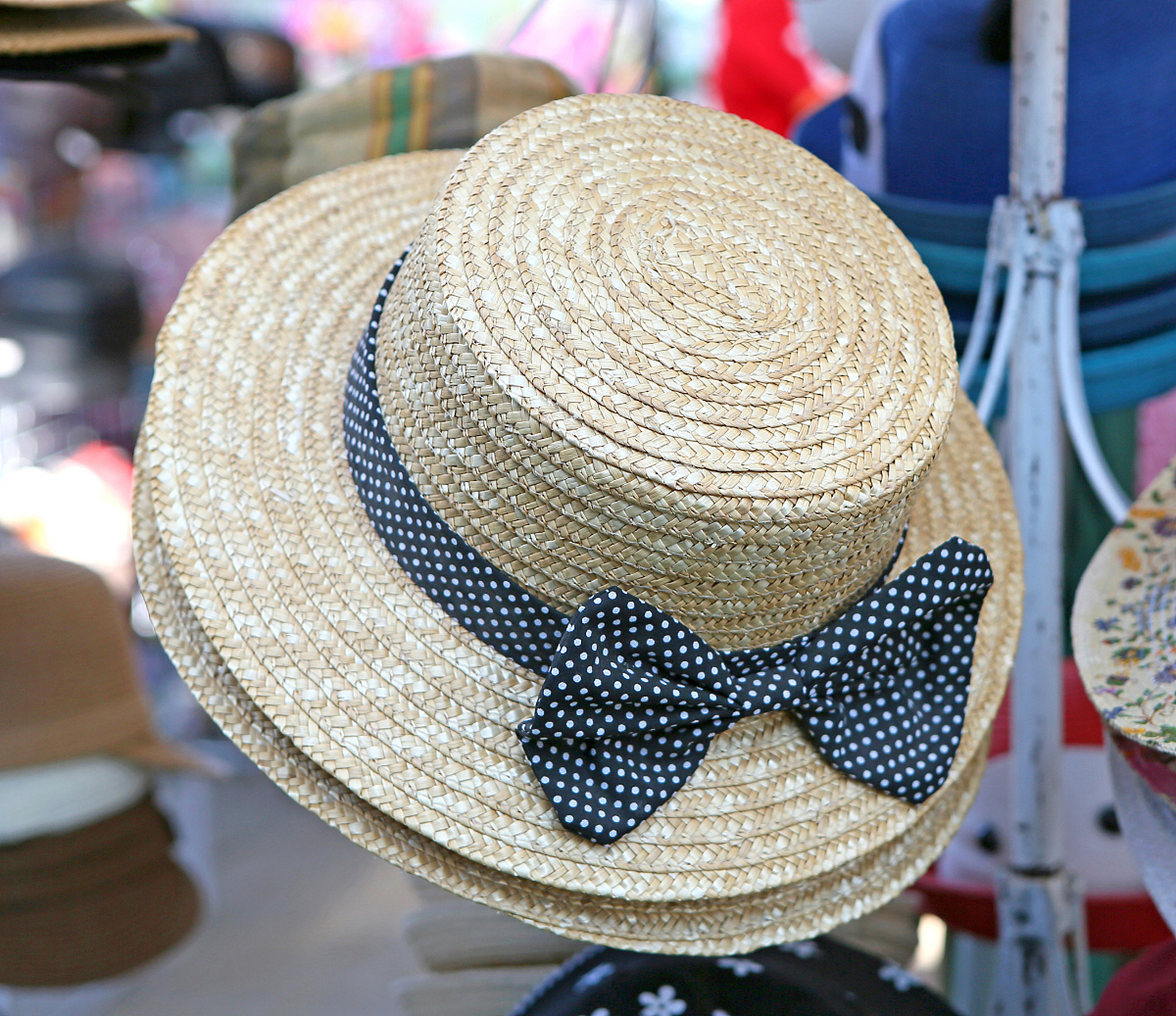 历史韵味的地方,其深厚的文化底蕴孕育出了独特的白族草帽编制技艺