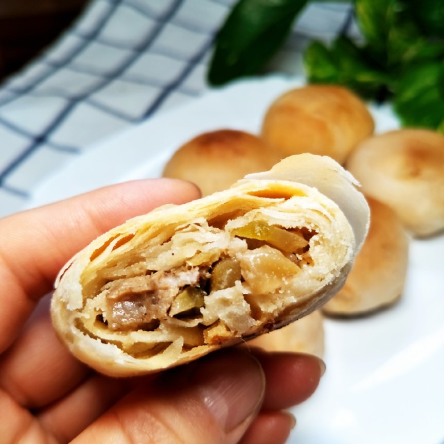 鲜肉榨菜饼,饼皮层酥松,色泽美观,内料肥而不腻