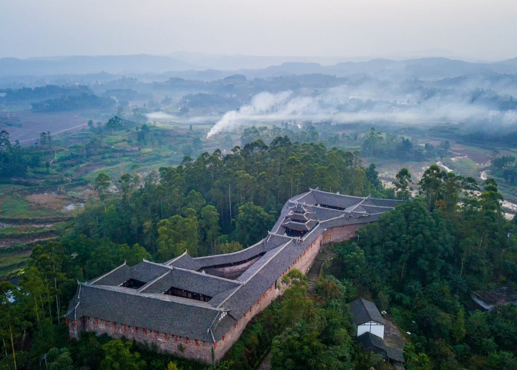 一座为战乱而建的山塞,因为地势险要,百年来没有经历过战事