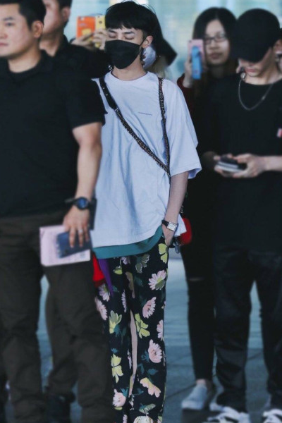 权志龙的日常穿搭风格,浑身都是潮流范儿,快来跟紧他的步伐!