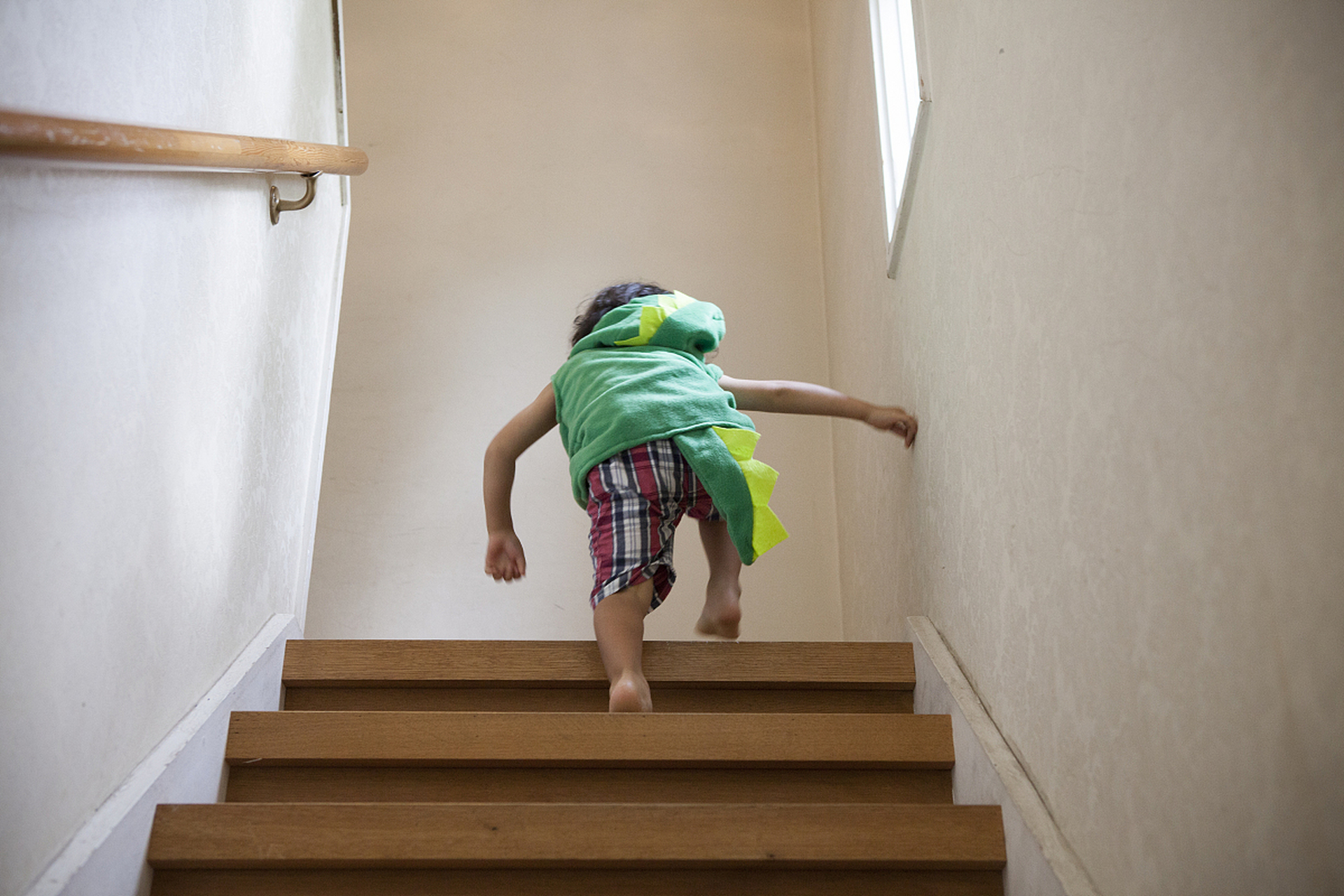 9岁女孩凌晨赤脚睡楼梯间,被发现后竟称是梦游还是另有原因?