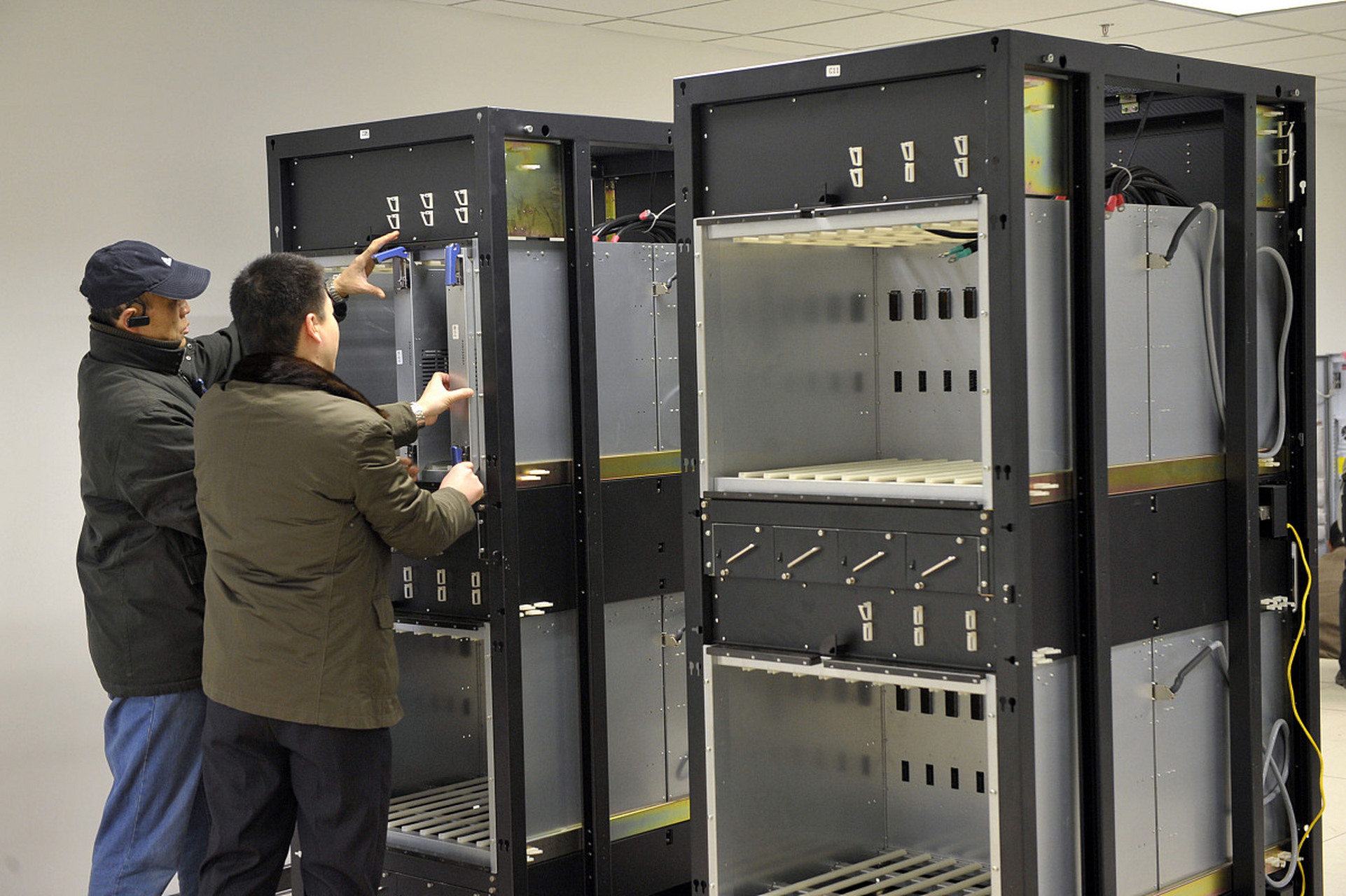 idc机房提供数据存储,备份,交换等服务,机柜是其中不可或缺的基础设施