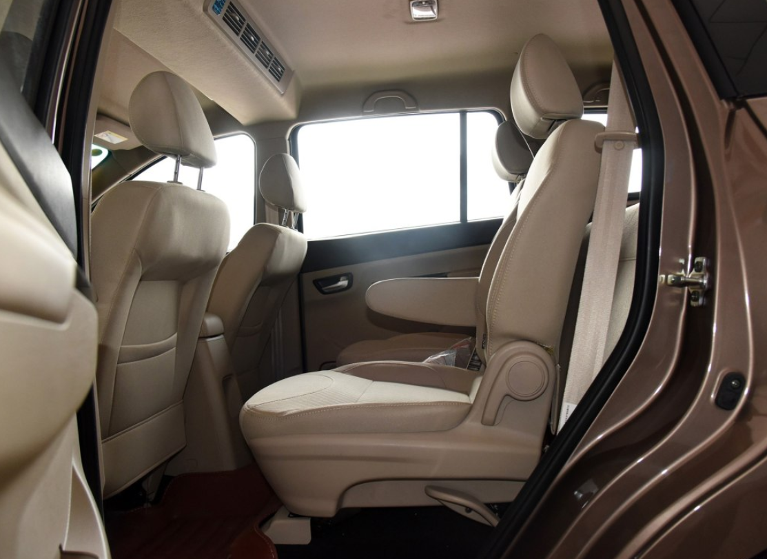 整体很简约,可能是中控台是一个大屏幕吧,不像其他车子一推按键,内饰