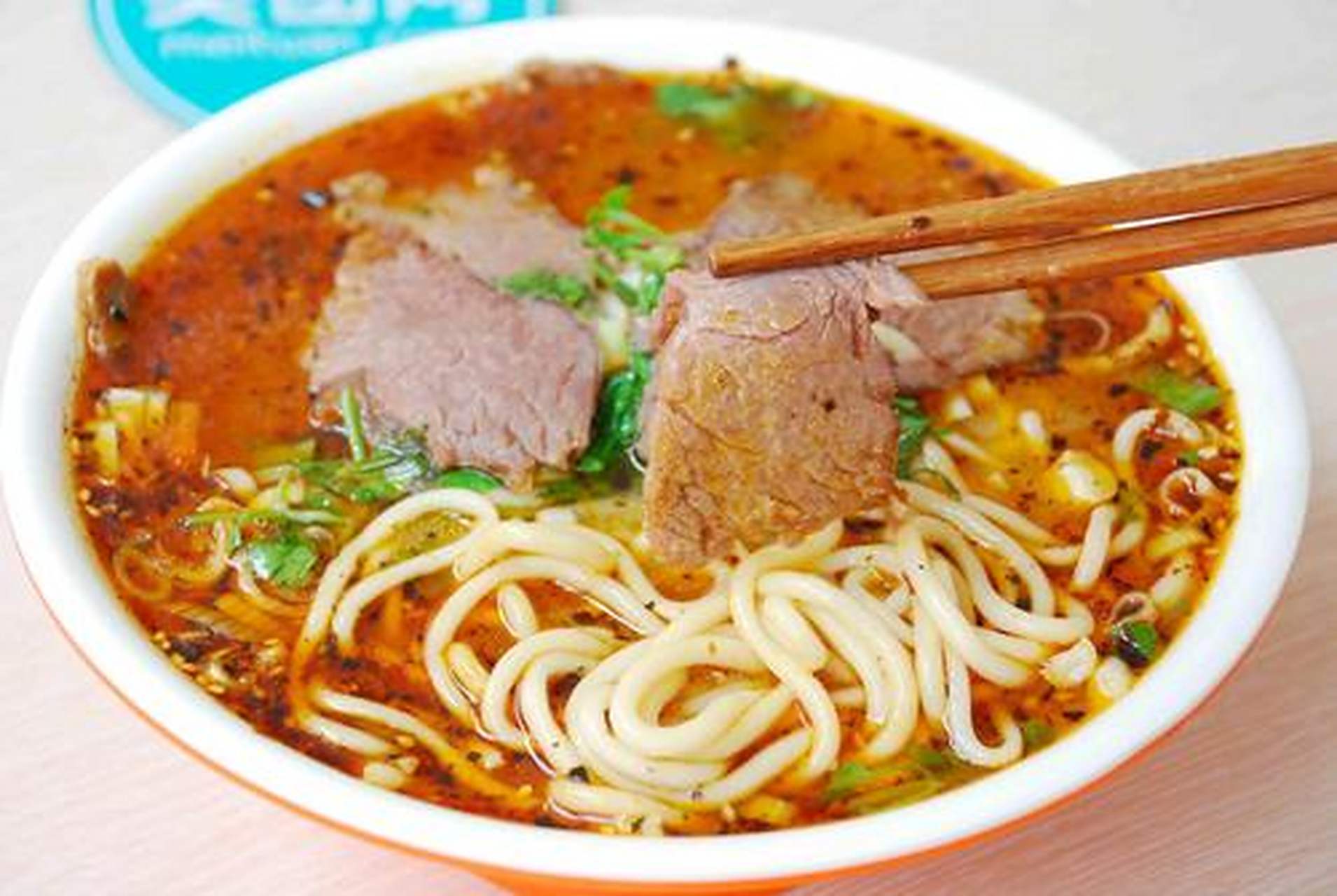 城市身边事#【城市美食】羊肉饸饹是北方面食三绝之一,先将饸饹放在