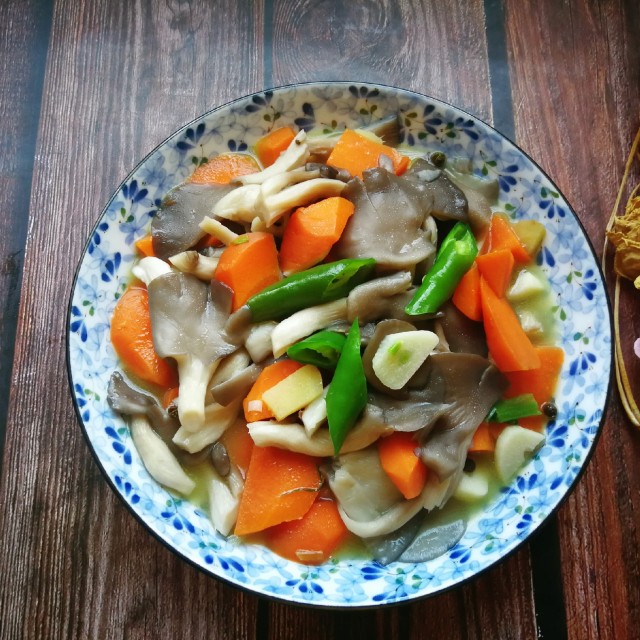 胡萝卜炒平菇,微辣咸鲜,营养又下饭