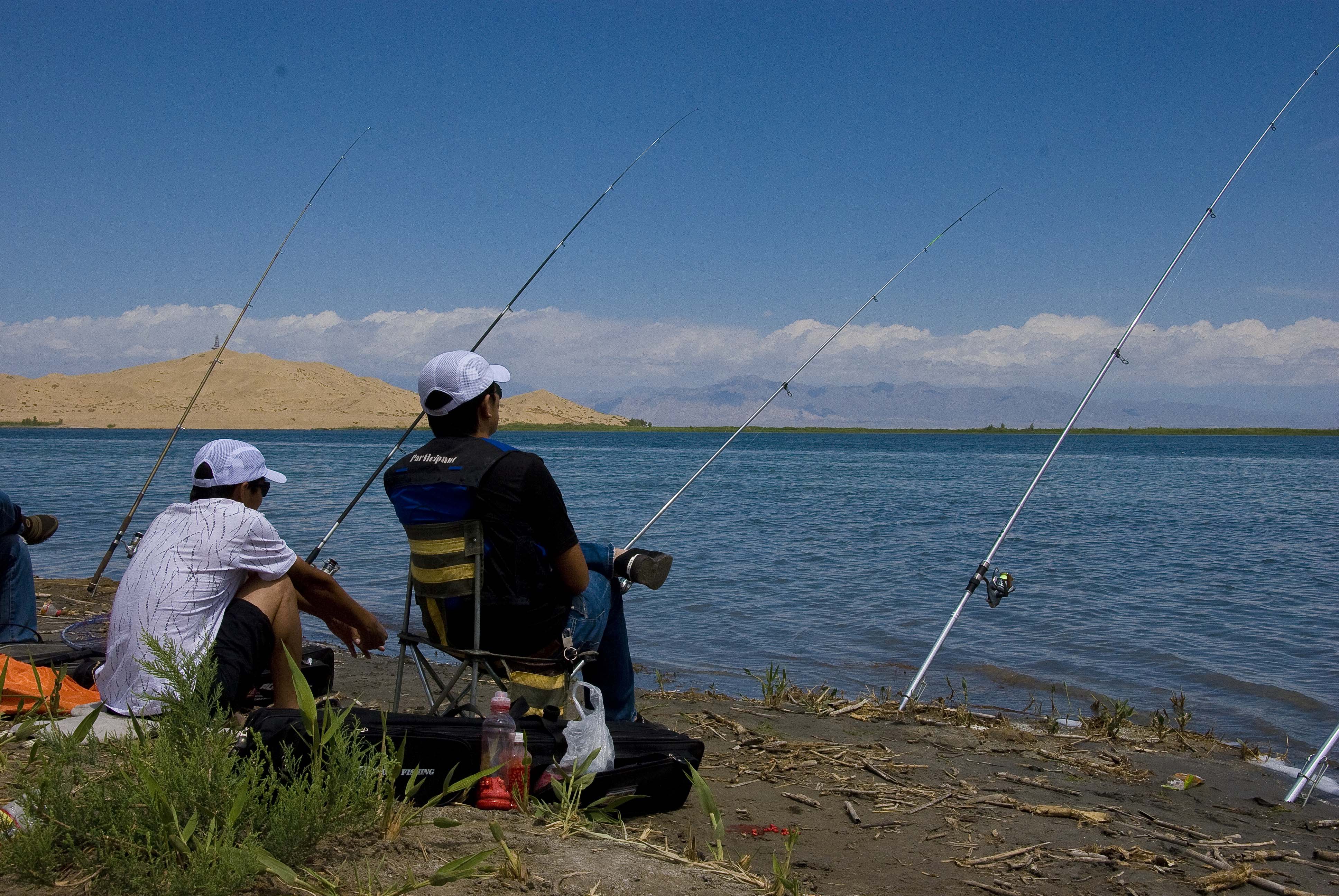 在人工湖边钓鱼,其实并不容易,有些注意事项你要知道