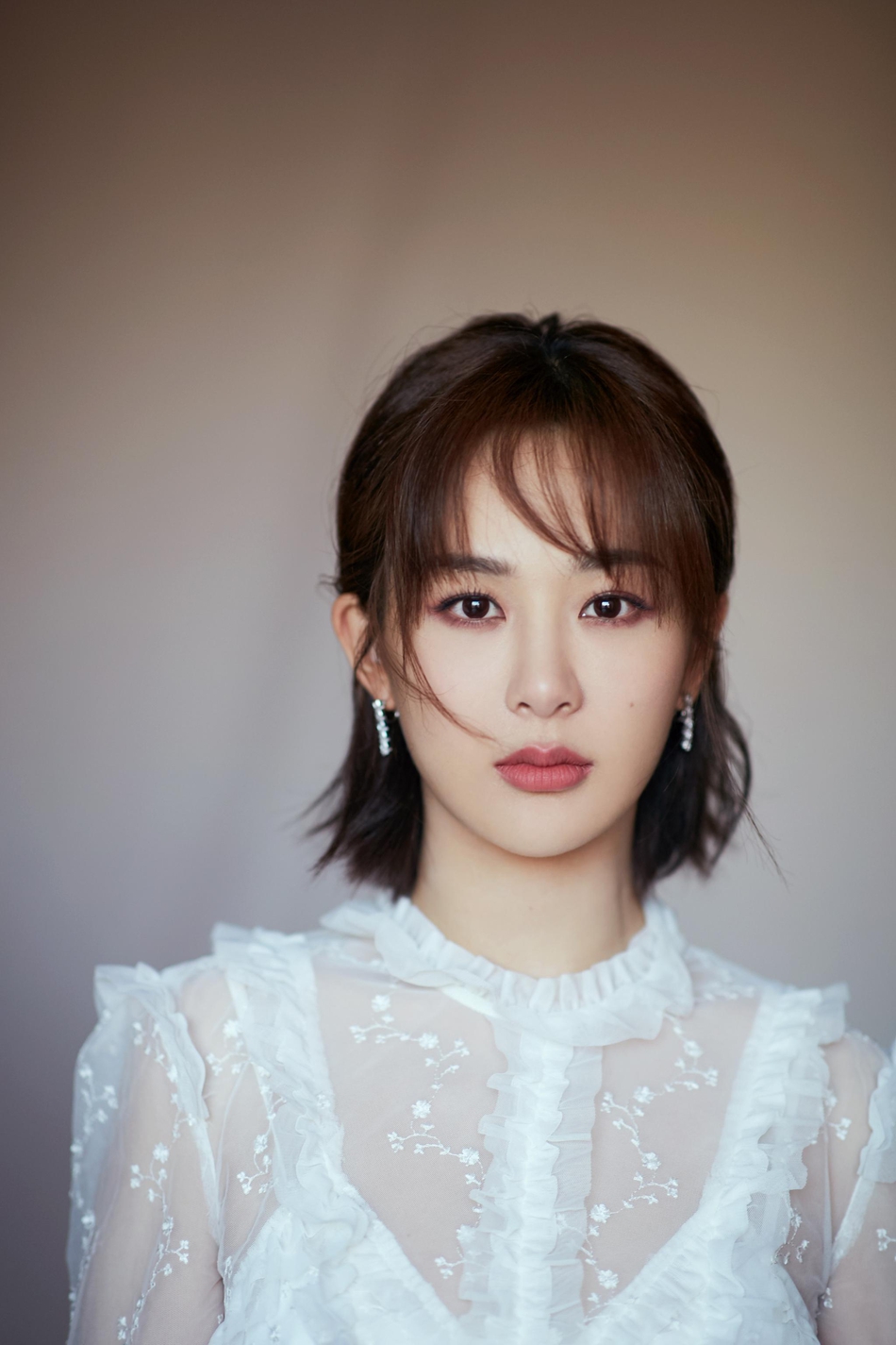 杨紫纯白蕾丝透视长裙仙女范儿足 腰肢纤细显清瘦