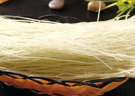 肉末粉条,素材要选新鲜的,洗净后放在一旁备用.