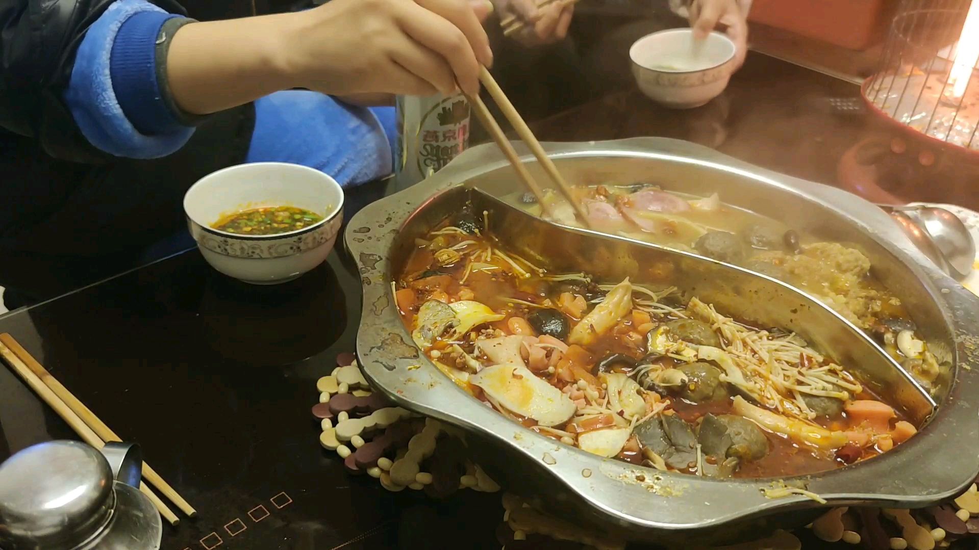 不能出门吃火锅,咱们家里自己煮,简单又温馨,坚持一下总会过去