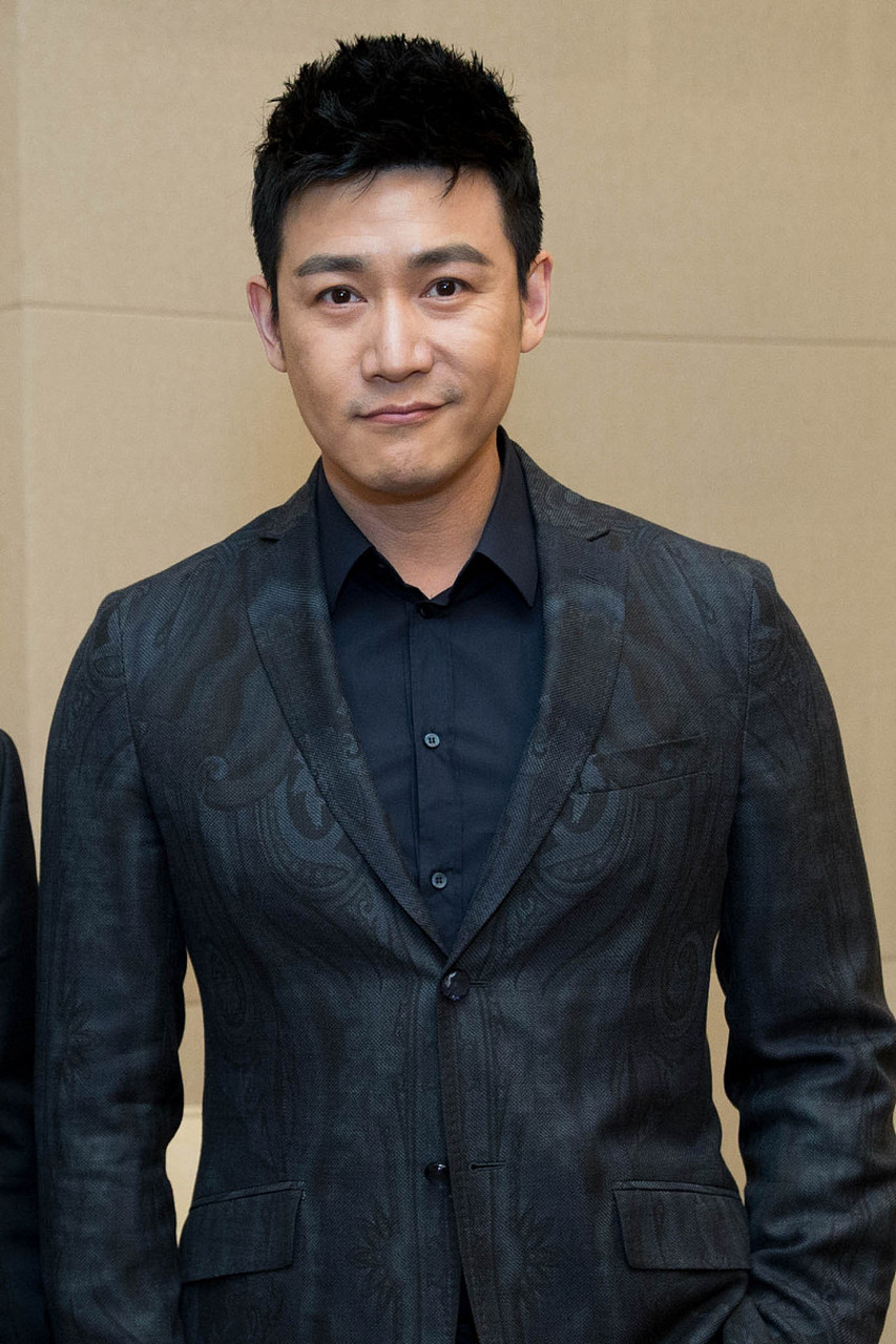 陆毅坦诚回答道:片酬太低了.  主持人又问:那为什么后来又出演了呢?