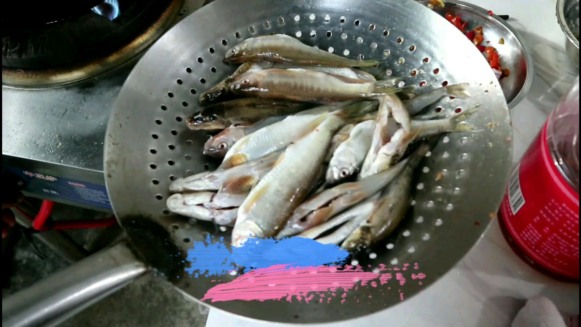 猪肉太贵吃不起了,阿松搞点桃花鱼来解解肉馋,啤酒焖鱼搞起