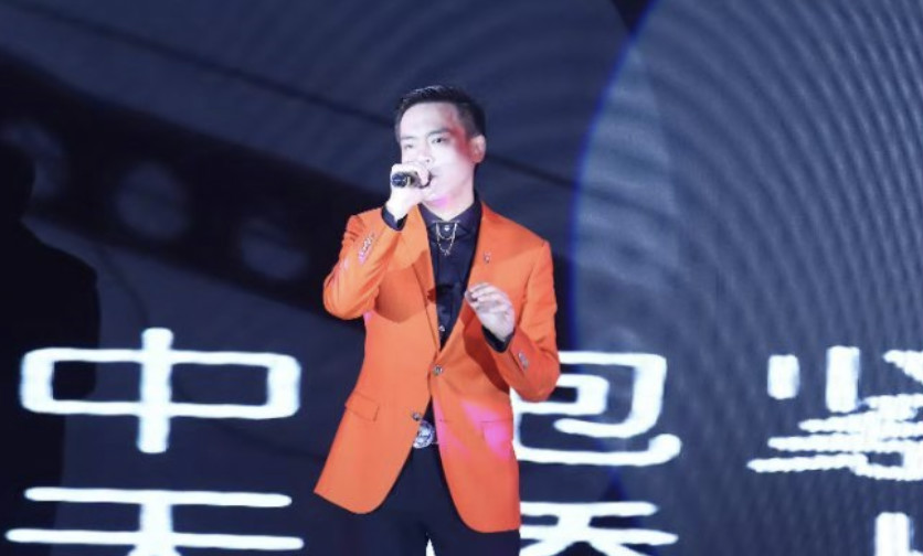 歌手冯光荣获亚洲音乐盛典特别贡献奖