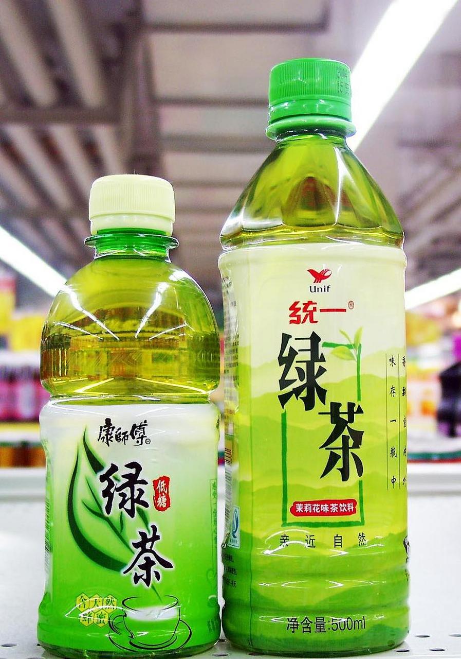 在学校门口看见一个美女,我鼓足勇气把一瓶绿茶放在了车顶,她看都没看
