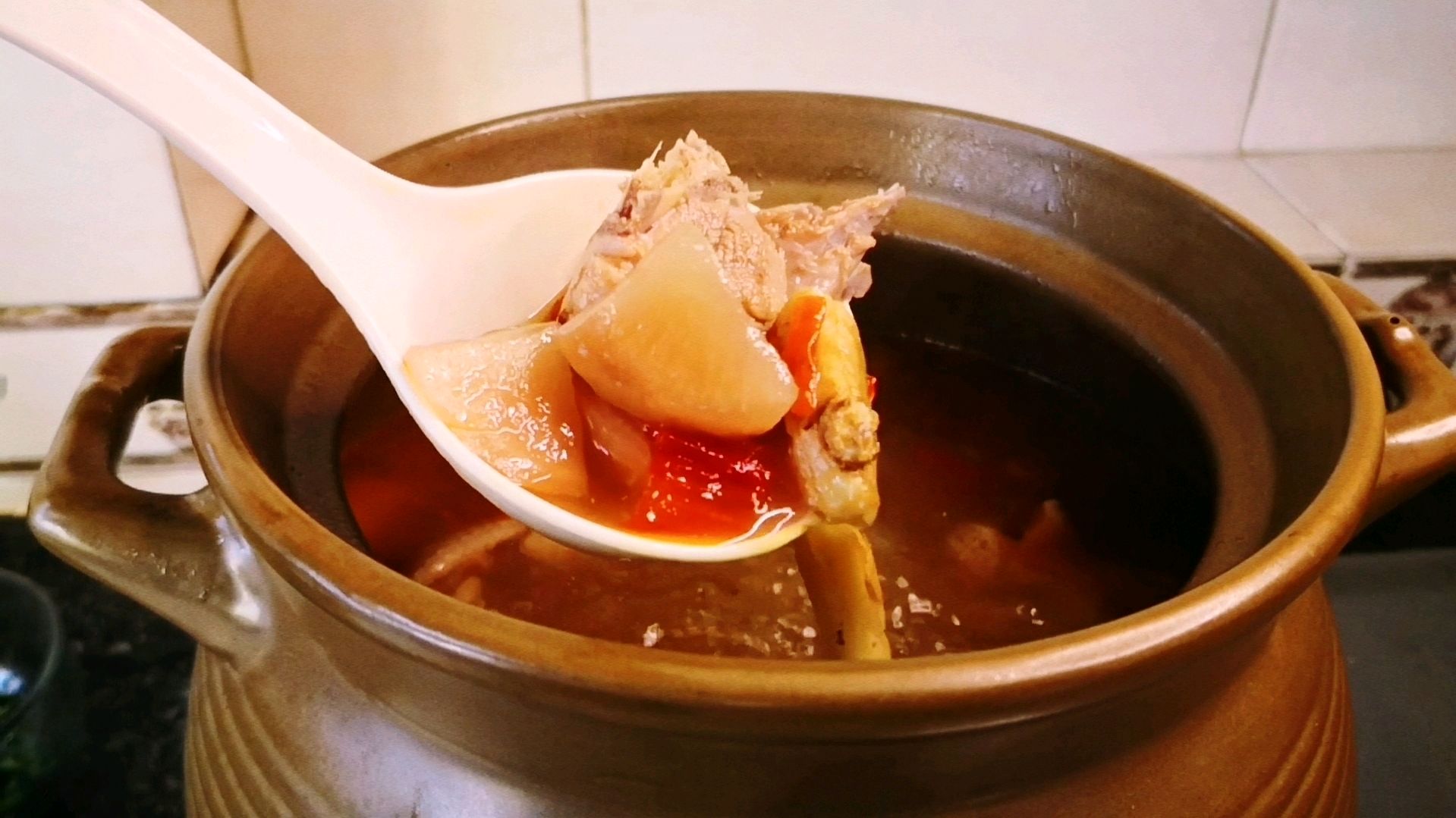 教你做正宗的酸萝卜老鸭汤,汤汁鲜美不油腻,营养开胃,味道很四川