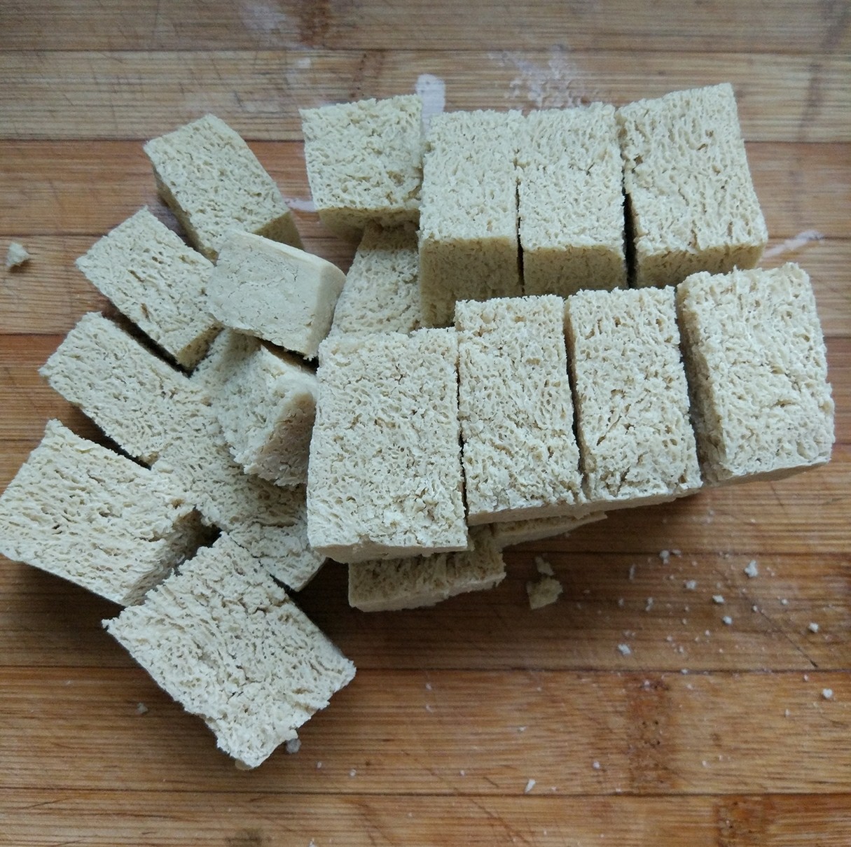 9.冻豆腐洗净挤干水,切成大块.