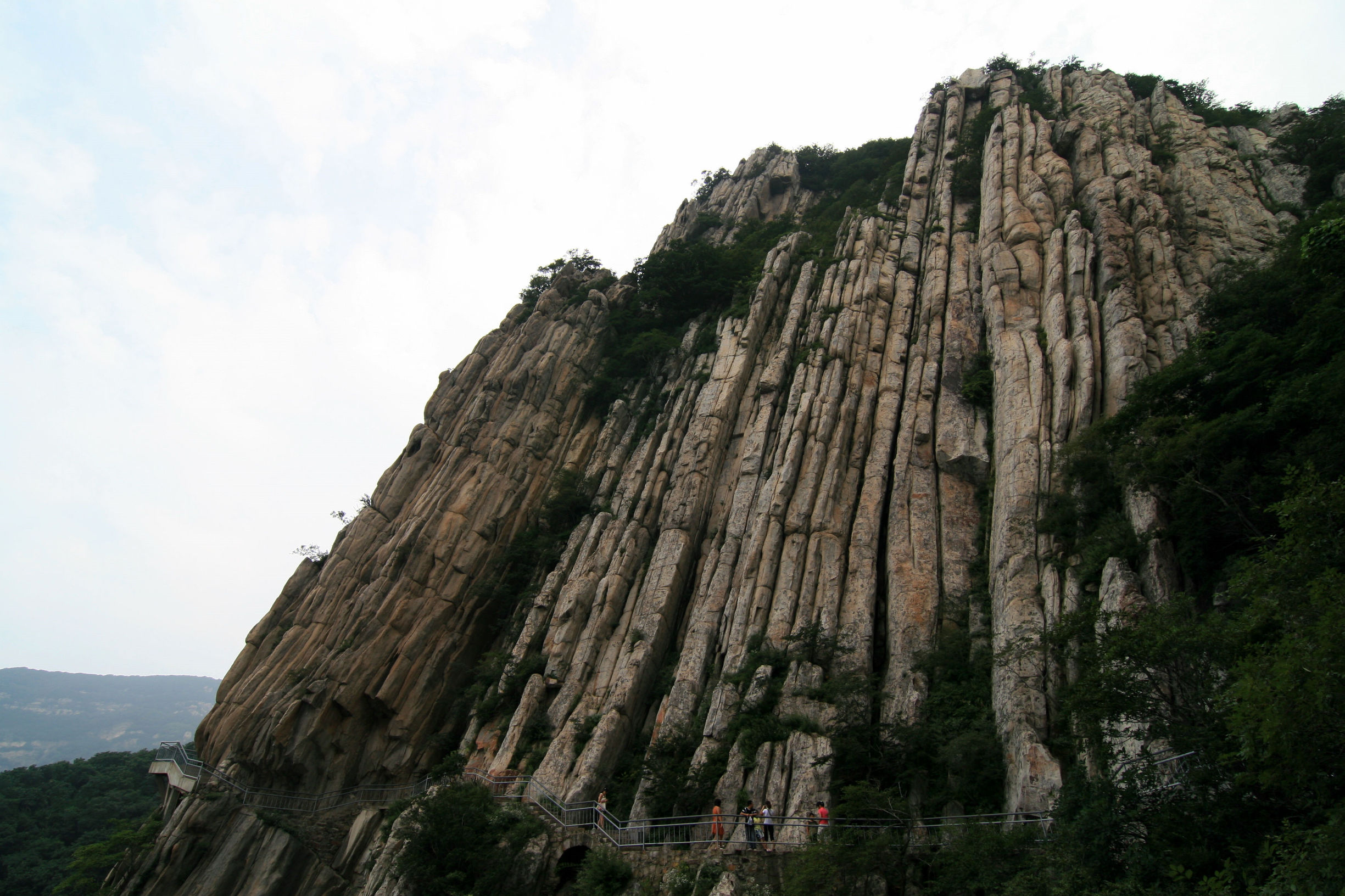 嵩山是中華文明的重要發源地,也是中國名勝風景區,為五嶽中的中嶽.