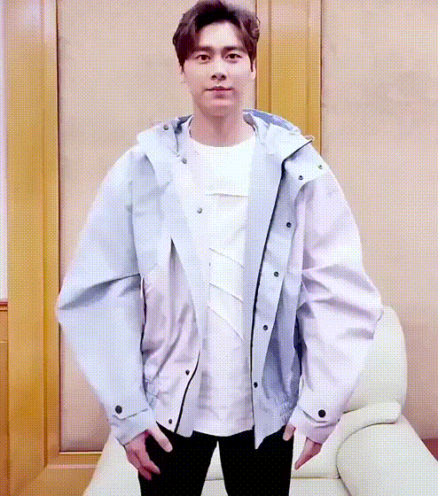 李易峰春晚彩排为小朋友们带零食,粉丝:你个单身狗为何父爱泛滥