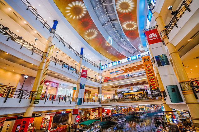 马来西亚雪兰莪绿野购物中心,有条浪漫室内运河可去湖上浪漫晚餐