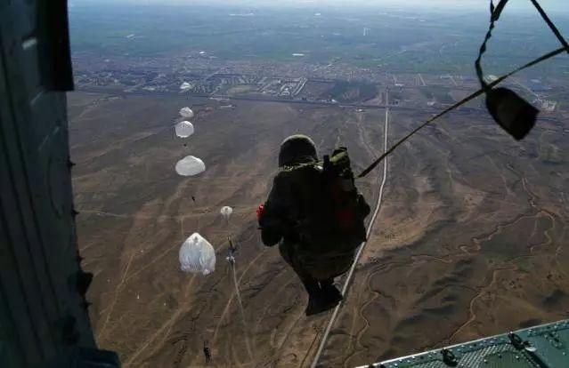 男子在昆明恒隆广场楼顶跳伞死亡