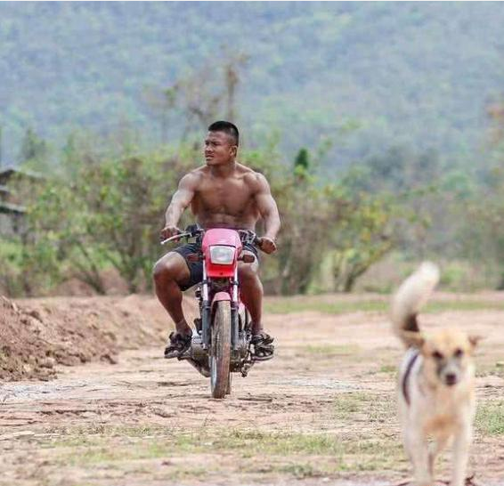 播求过农村生活,一龙开游艇拥美女!