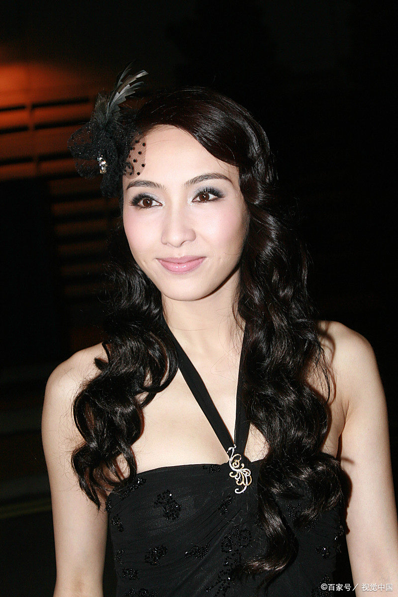 港台女明星黎姿今昔照对比,更加有女性美.