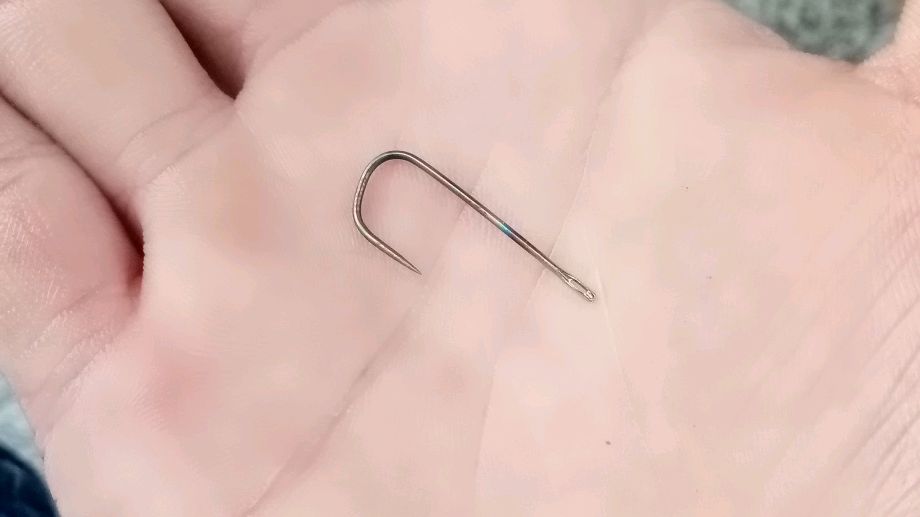 钓鱼没鱼钩怎么办?小伙阿明家中动手做鱼钩,太简单了!