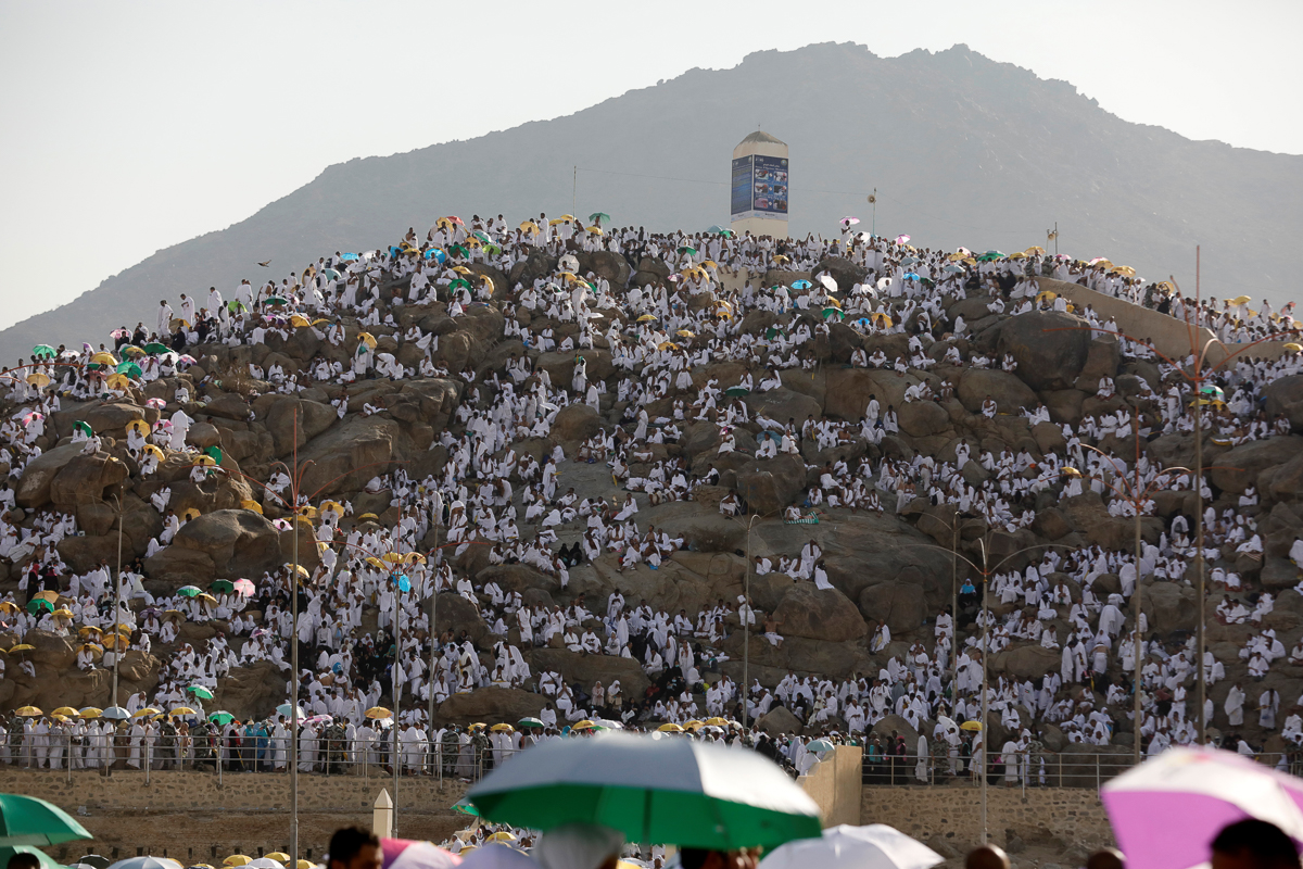 女性穆斯林朝圣者在jabal al-rahma,慈悲之山虔诚祈祷.